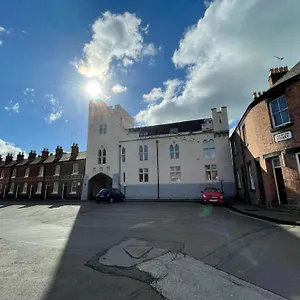 https://apt-best-value-with-free-parking-in-the-heart-of.hotelsin-chester.com